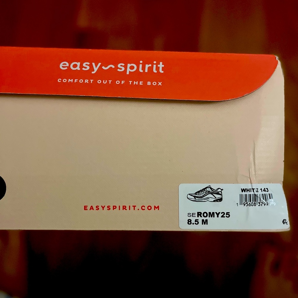 NWT and box Easy Spirit 8.5m butterfly sneakers